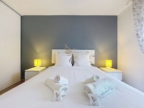 Chambre lumineuse mettant en avant le confort. Idéale pour une nuit paisible, ses stores occultants garantissent un sommeil sans interruptions et ses lampes de chevet créent une ambiance relaxante.