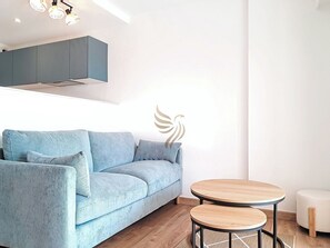 Canapé confortable et tables basses dans un décor épuré et lumineux.