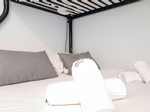 Lit confortable et linge doux pour se reposer en toute sérénité. Parfait pour un séjour cosy après la plage.