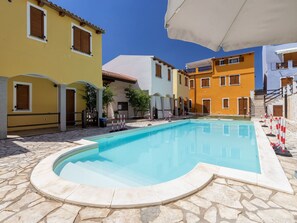 Schwimmbad, \"Stadt, Wohngebiet, Zuhause, Menschliche Siedlung, Verbundwerkstoff, Resort, Gartenmöbel, Sonnenliege, Hotel
