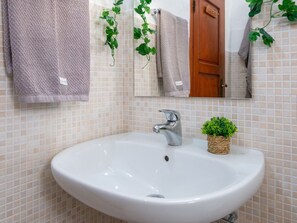 Bathroom Sink, Bathroom, Plumbing Fixture, Sink, Interior Design, Tap, Plumbing, Flooring, Porcelain, Mirror