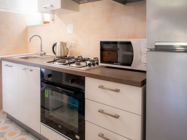 Kitchen Appliance, Kitchen, Countertop, Major Appliance, Cabinetry, Kitchen Stove, Stove, Wood, Home Appliance, Flooring