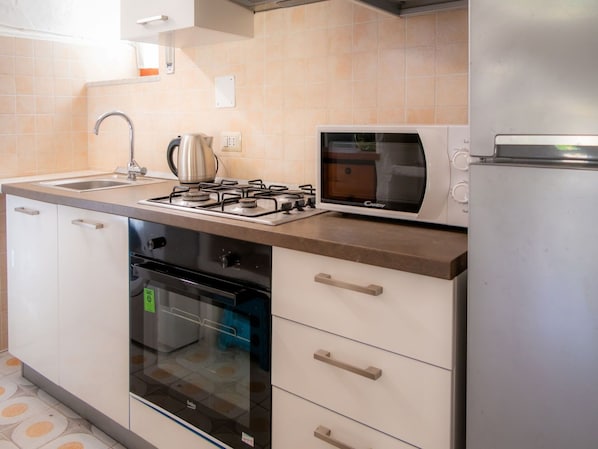 Kitchen Appliance, Kitchen, Countertop, Major Appliance, Cabinetry, Kitchen Stove, Stove, Wood, Home Appliance, Flooring