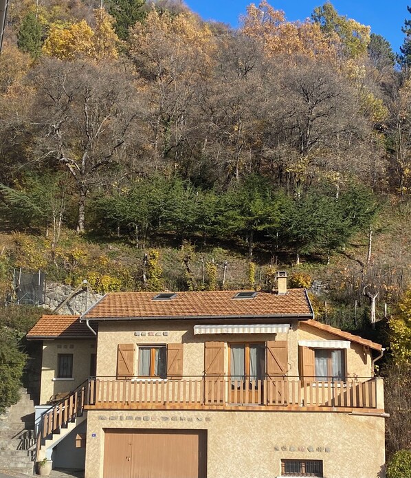 La maison et sa terrasse avec vue panoramique