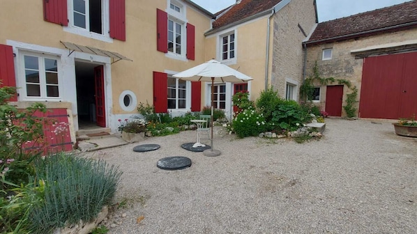 Cour et entrée du gßte