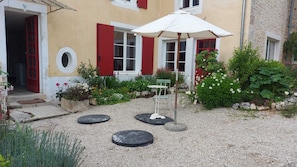 Cour et entrée du gßte