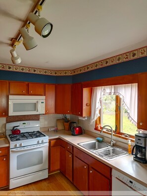 Gas stove, microwave, drip coffee maker w/ reusable filter, dishwasher