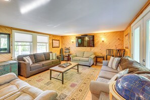 Living Room | 1st Floor | Queen Sleeper Sofa | Free WiFi | Smart TV
