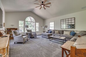 Living Room | Free WiFi | Smart TV | 1st Floor