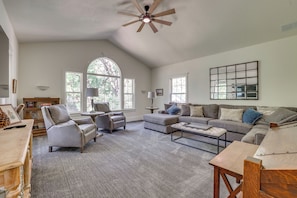 Living Room | Free WiFi | Smart TV | 1st Floor