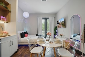 1233 kitchen:dining table