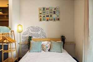 1533-SLEEPING AREA