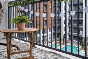 1433 Balcony pool