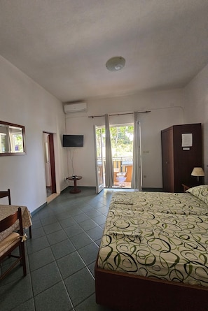 Schlafzimmer 1
