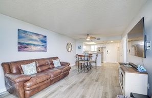 Living Room | Full Sleeper Sofa | Smart TV | Free WiFi | Central A/C & Heating