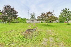 Spacious Yard | Deck w/ Dining Table | Wood-Burning Fire Pit