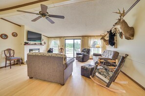 Living Room | Smart TV | Fireplace