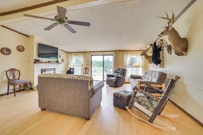 Living Room | Smart TV | Fireplace