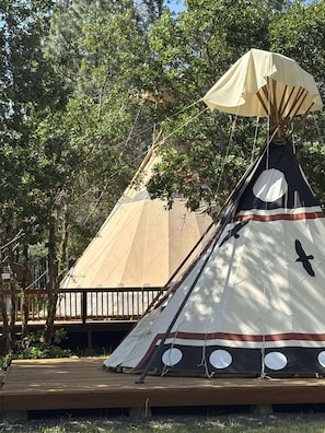 Located in our tipi village, an oversized private deck is furnished with Adirondack chairs—perfect for sunset charcuterie boards or your morning coffee among the pines.
• Fire up the propane BBQ to sear steaks or freshly caught river trout.
• Gather after dark around your smoke-free propane fire pit, sip Oregon Pinot, and watch constellations shimmer beyond the tipi’s crown opening.