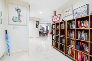 Entrance with book shelf.