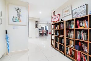 Entrance with book shelf.