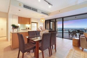Dining setting for up to 6 guests.
