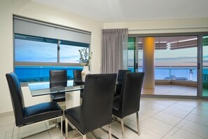 Dining setting for 6 guests.