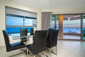 Dining setting for 6 guests.