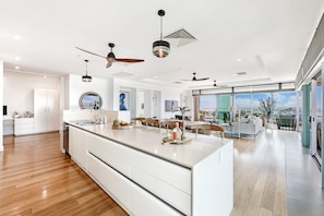 Spacious kitchen, fully equipped with appliances and kitchenware.
