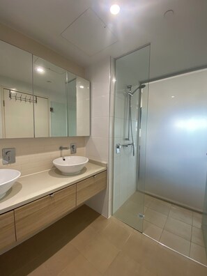 Fully equipped shower