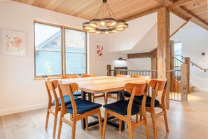 Dining area w/seating for 8