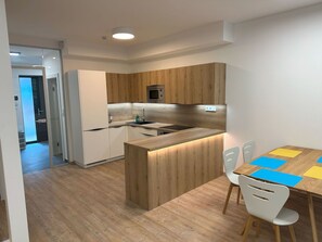 Meubles, Design Intérieur, Sol, Sol, Bois, Comptoir, Plafond, Cuisine, Pièce, Cabinetry