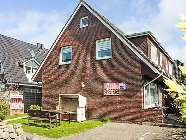 Building, Window, House, Home, Residential Area, Roof, Neighbourhood, Siding, Cottage, Slope