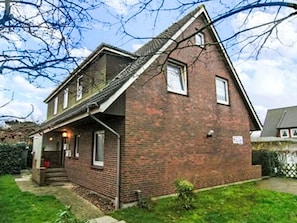 Building, Window, House, Home, Roof, Residential Area, Neighbourhood, Cottage, Brick, Door