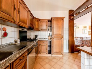 Küche, Countertop, Cabinetry, Holz, Interior Design, Flooring, Küchengerät, Major Appliance, Möbel, Fussboden
