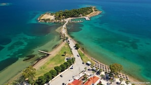 Pezonisi Beach – Stunning turquoise bay with easy access and a scenic walkway leading to the island.