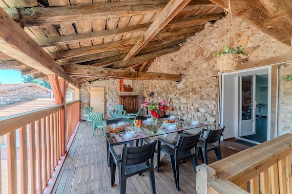 Outdoor dining