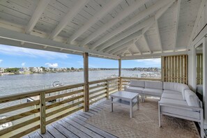 Lounge w A View!
