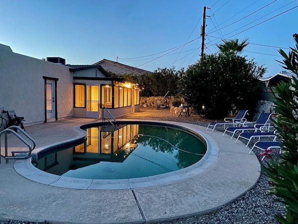 Backyard screened in porch, view over pool at twilight; a friends & family must.