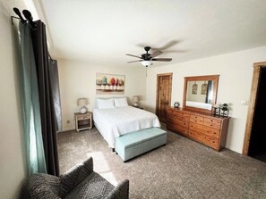 Master Bedroom with Queen Bed