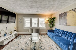 Living Room | Smart TV | Free WiFi | Central Air Conditioning/Heat