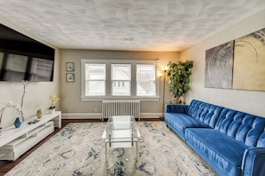 Living Room | Smart TV | Free WiFi | Central Air Conditioning/Heat