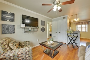 Living Room | Free WiFi | Central A/C & Heat