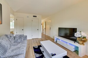 Living Room | Free WiFi | Central A/C & Heat