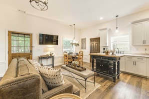 Living Room | Free WiFi | Smart TV | Central A/C