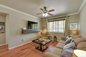 Living Room | Free WiFi | Central A/C & Heat