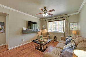 Living Room | Free WiFi | Central A/C & Heat