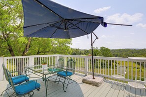 Deck | Outdoor Dining Area | Gas Grill