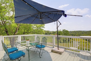 Deck | Outdoor Dining Area | Gas Grill