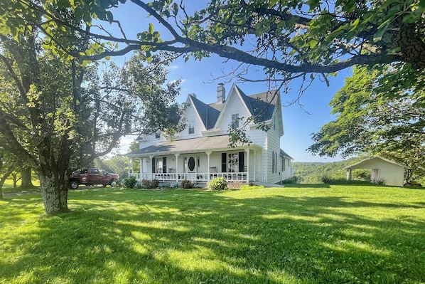 Galax Vacation Rental | 3BR | 2BA | 2,700 Sq Ft | 5 Steps to Enter